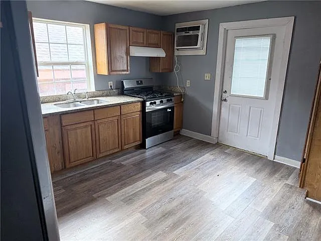 5 bed, 2.0 bath, 1600 sqft, $1,950 — Photo 3