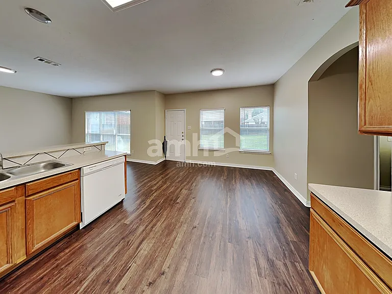 316 Stormydale Ln — Photo 4