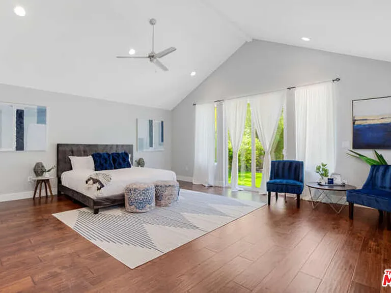 5907 Jumilla Ave — Photo 4