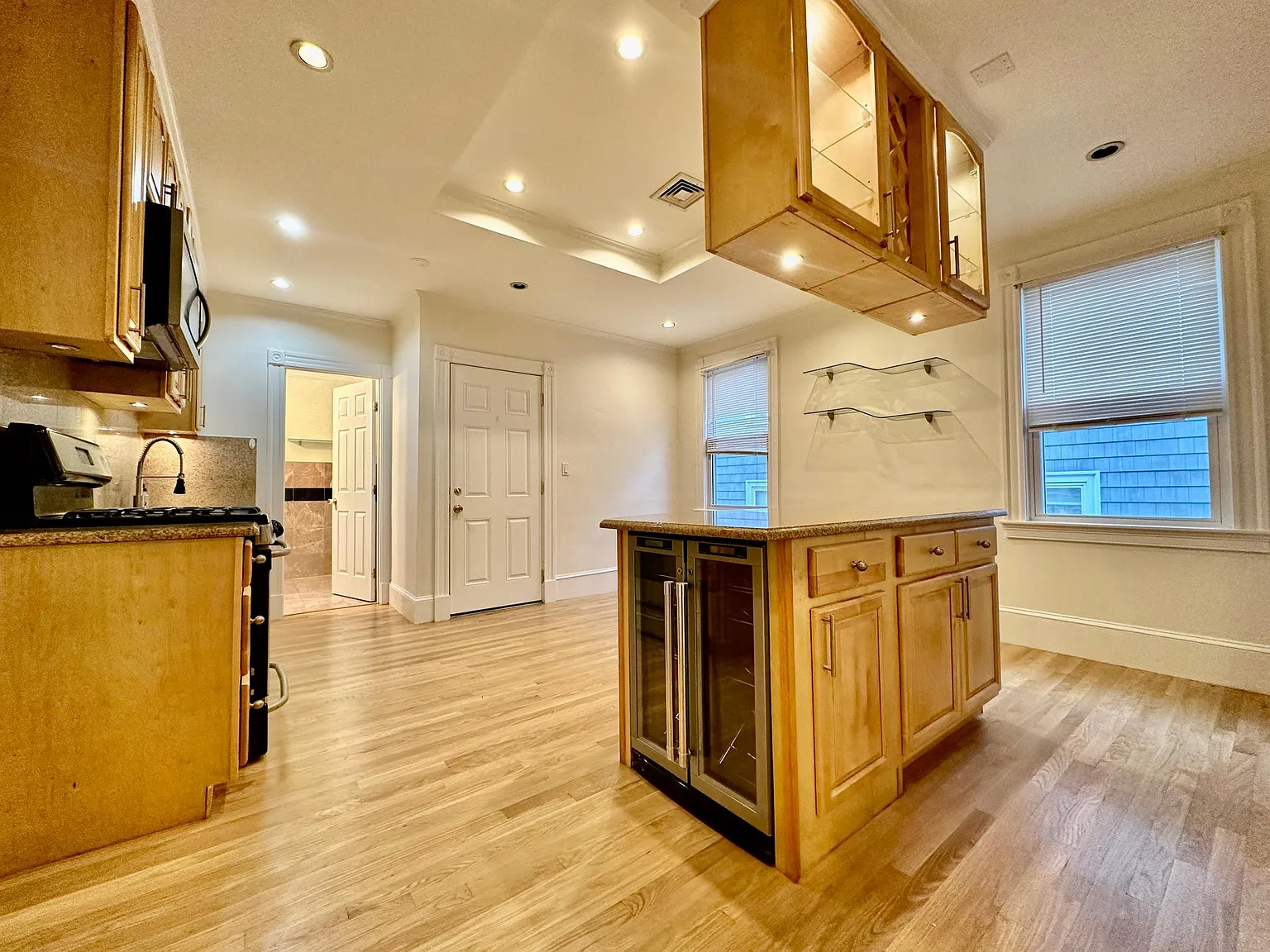 3 bed, 1.5 bath, 1450 sqft, $4,000 — Photo 2