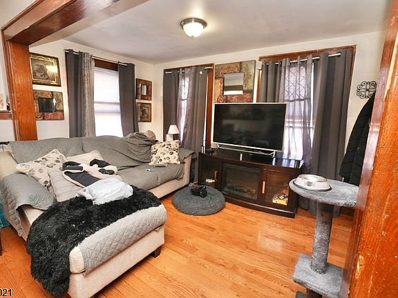 3rd image of 425 Dewitt Ave