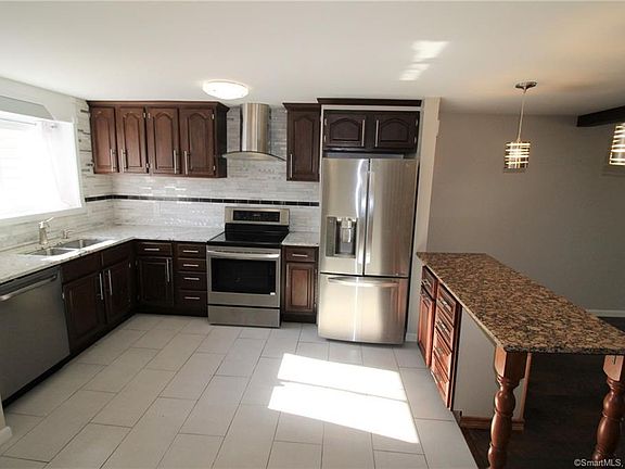 4th image of 61 Carillon Dr #A