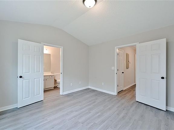 5th image of 2860 Parkway Close