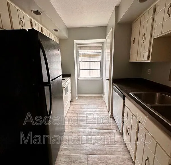 2410 Lyndon Ave #8 — Photo 5