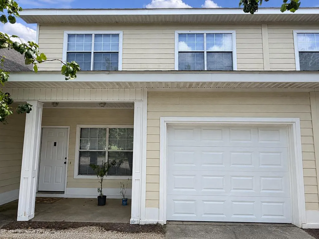 28 Courtyard Way — Photo 1