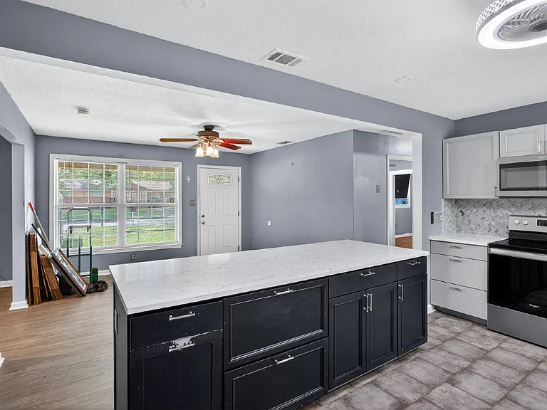 1621 Cloverdale Dr — Photo 5