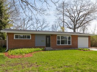 827 Barberry Rd, Highland Park, IL 60035