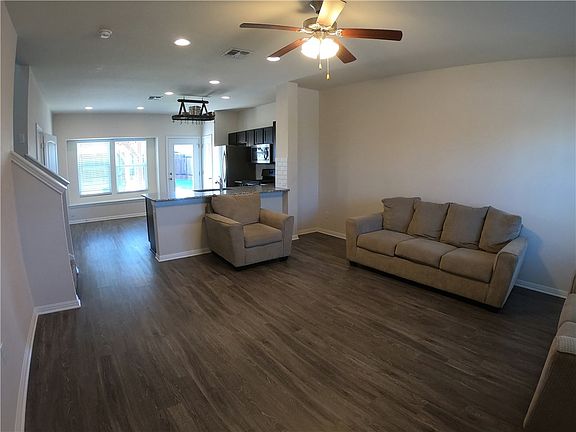 3rd image of 216 Friendship Oak Dr