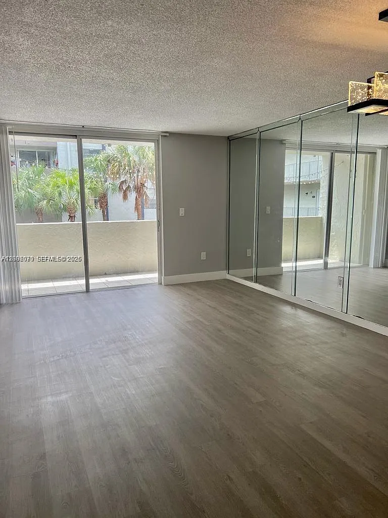 Samari Lake East Condo — Photo 2