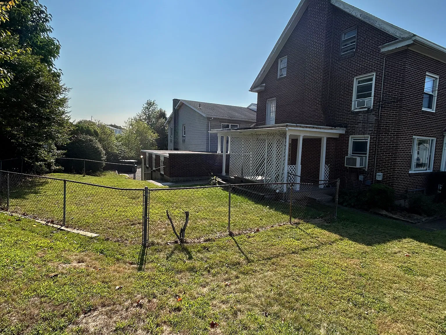 5 bed, 1.5 bath, 2086 sqft, $2,500 — Photo 3