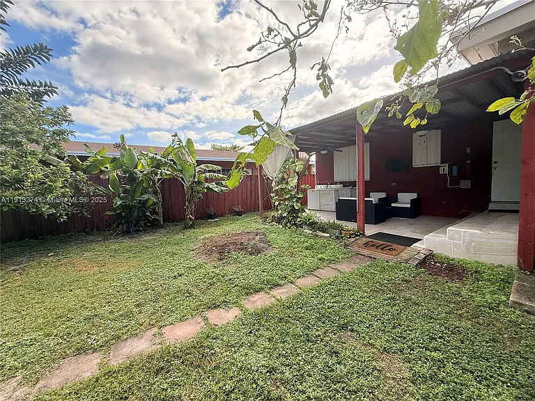 2435 Wilson St — Photo 24