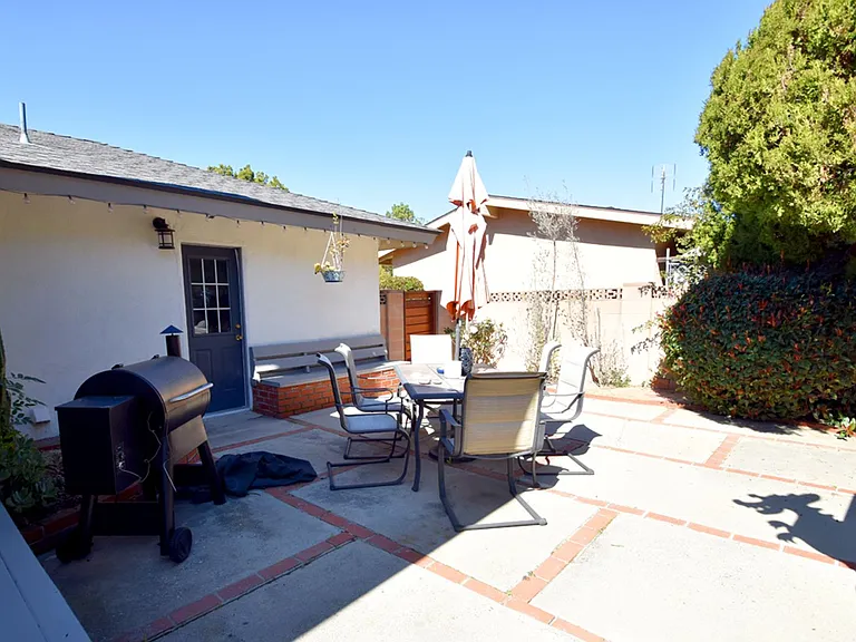 2824 Woodbine Ave — Photo 16
