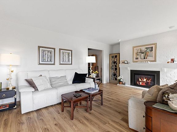 4th image of 1 Deepwood COURT #C-1