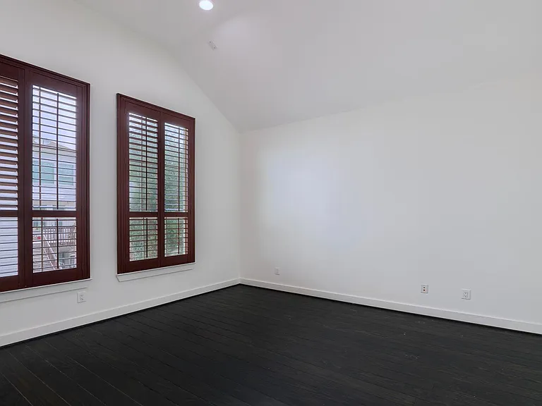 5516 Larkin St — Photo 11