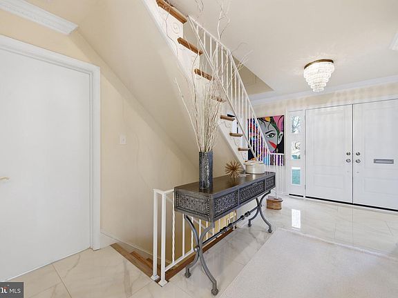 2nd image of 2827 Ellicott St NW