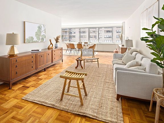 3rd image of 315 W 70th St