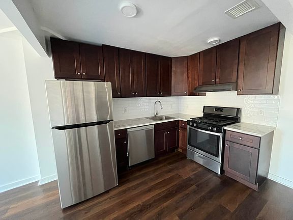 3rd image of 874 Willoughby Ave #402