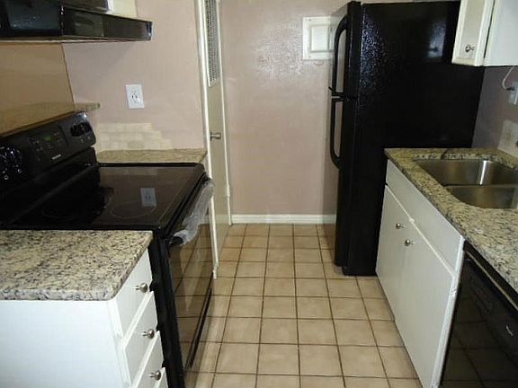 Kitchen, tons of storage
