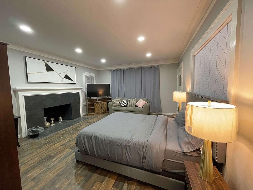 2nd image of 4545 5th Ave NE #4