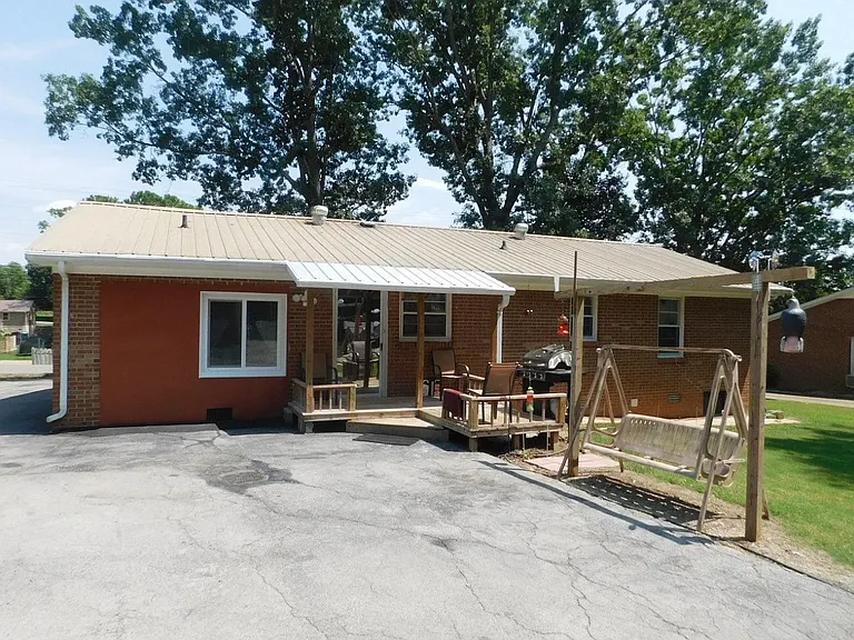 642 Jackson Ave — Photo 20