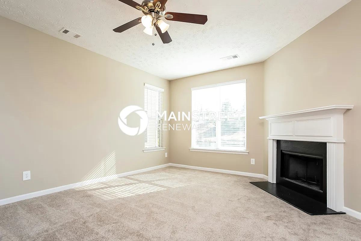 Living Room - 4910 Heritage Cir