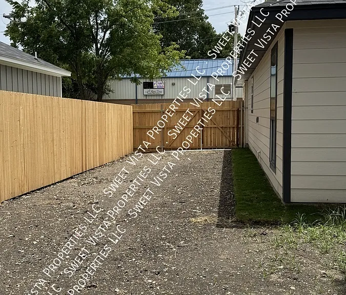 908 S 10th St — Photo 16