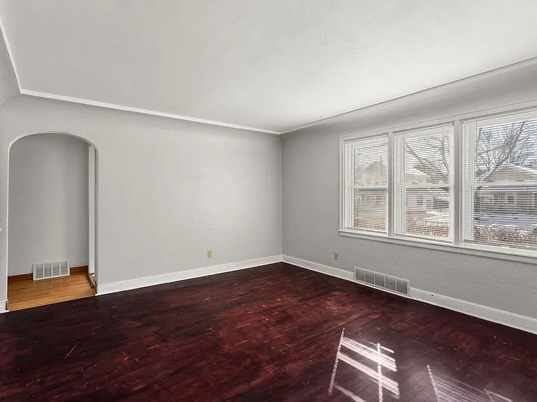 820 W 4th St — Photo 7