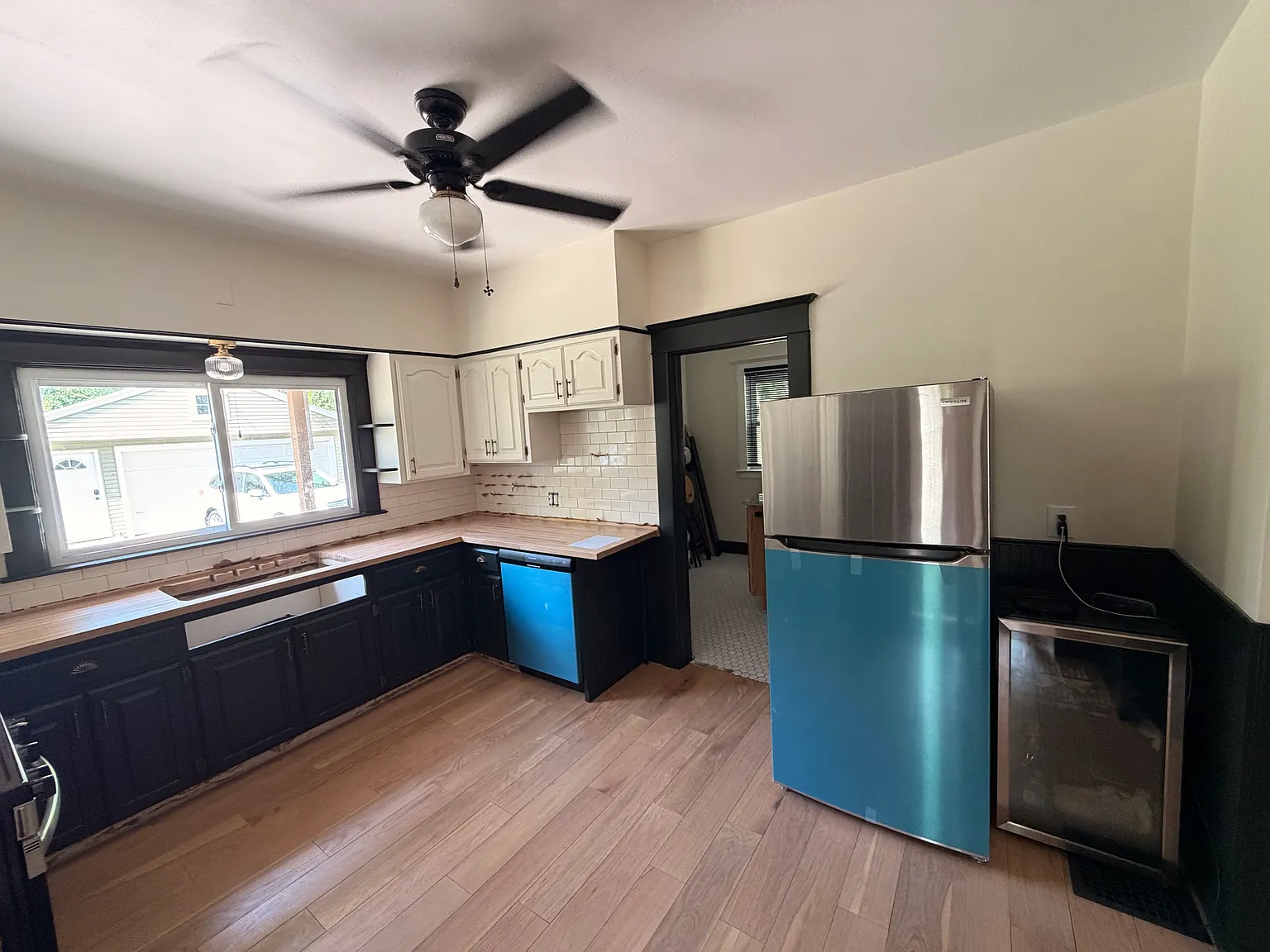 Newly Renovated 3BR Lower Unit Near Medical Mile — Photo 4