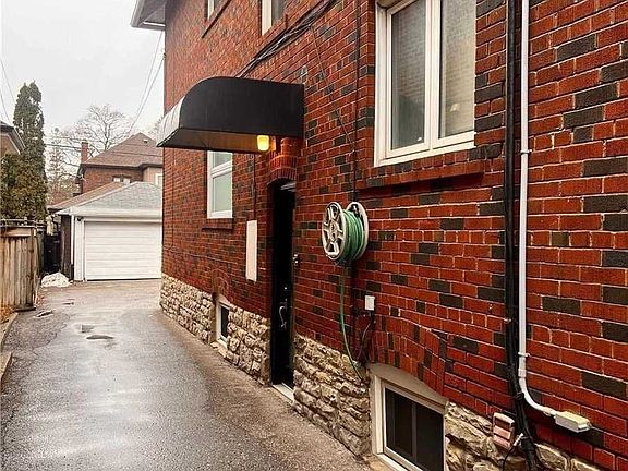 2nd image of 900 Avenue Rd