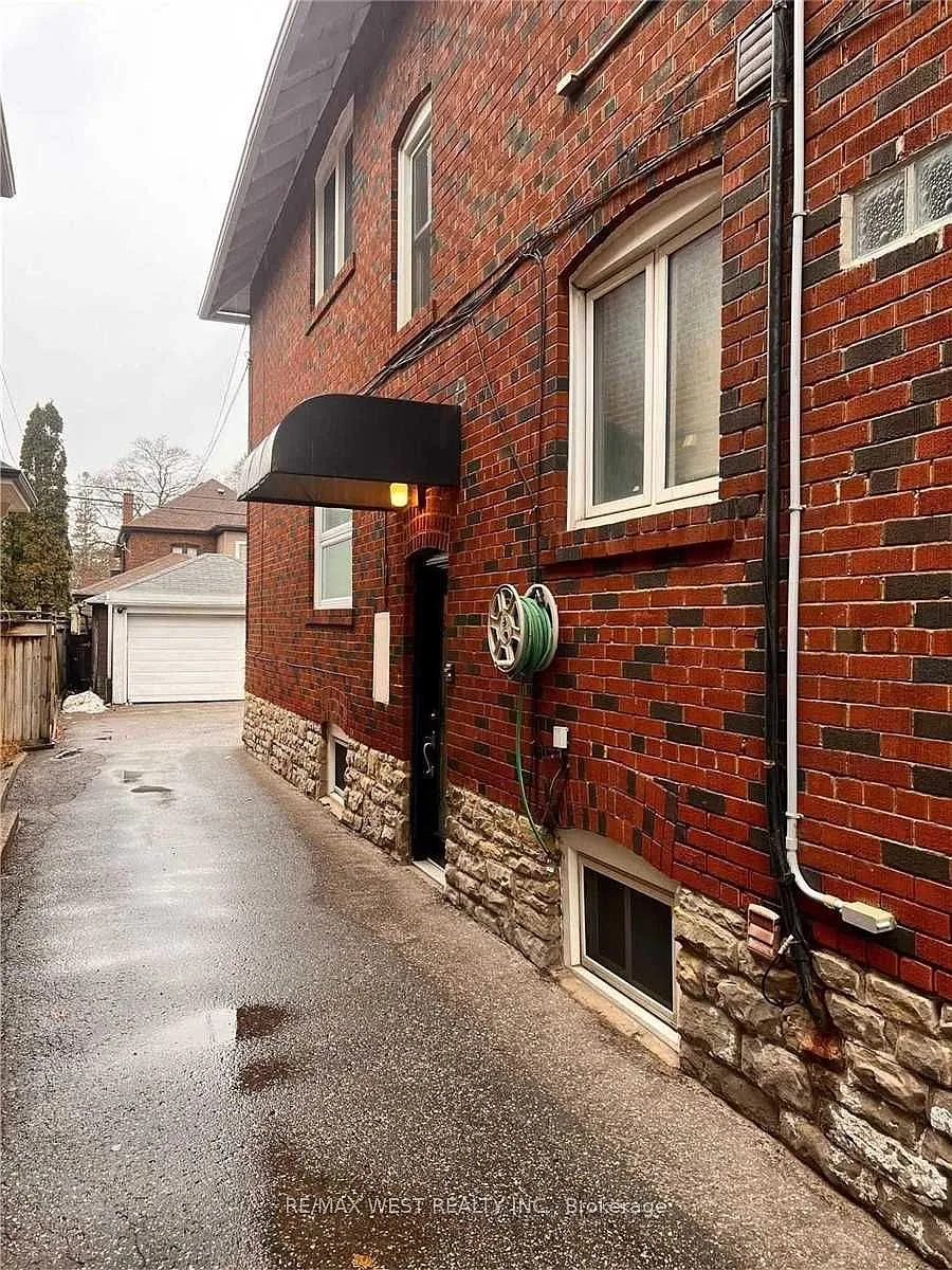 Building Photo - 900 Avenue Rd #LOWER