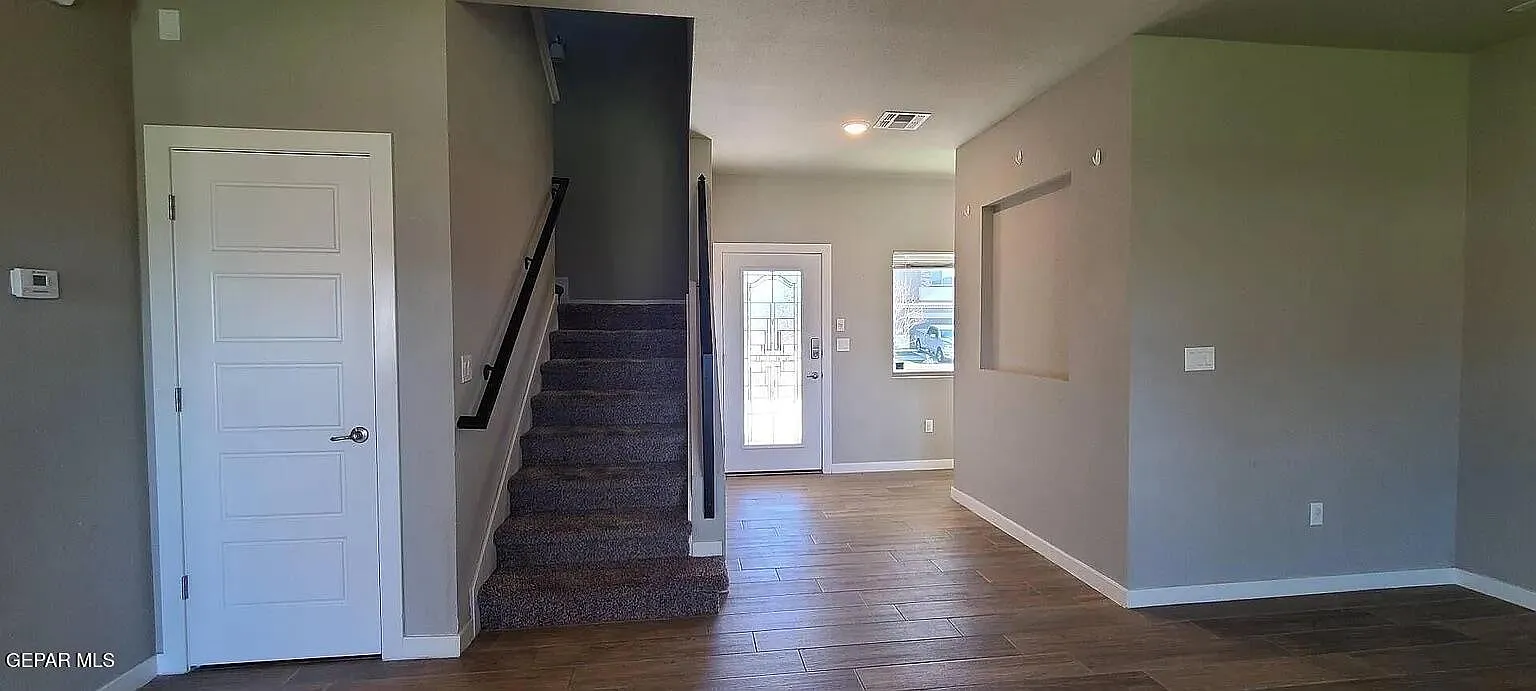 3 bed, 2.5 bath, 1800 sqft, $1,925 — Photo 3