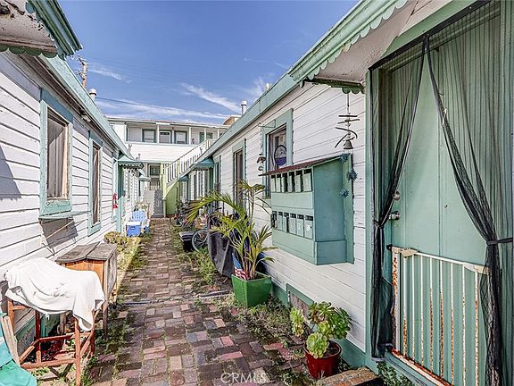 3rd image of 712 Manhattan Ave