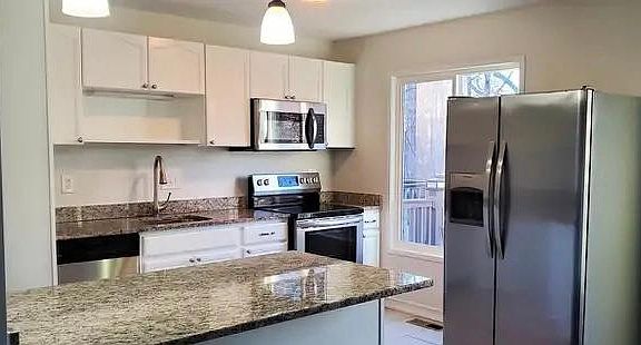 3rd image of 2828 Cambridge Dr