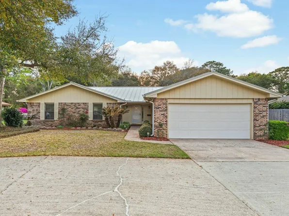 4 Lake Lorraine Cir, Shalimar, FL 32579