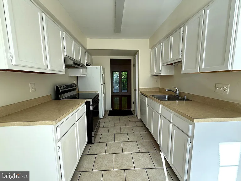 11 Wimbledon Ct — Photo 4