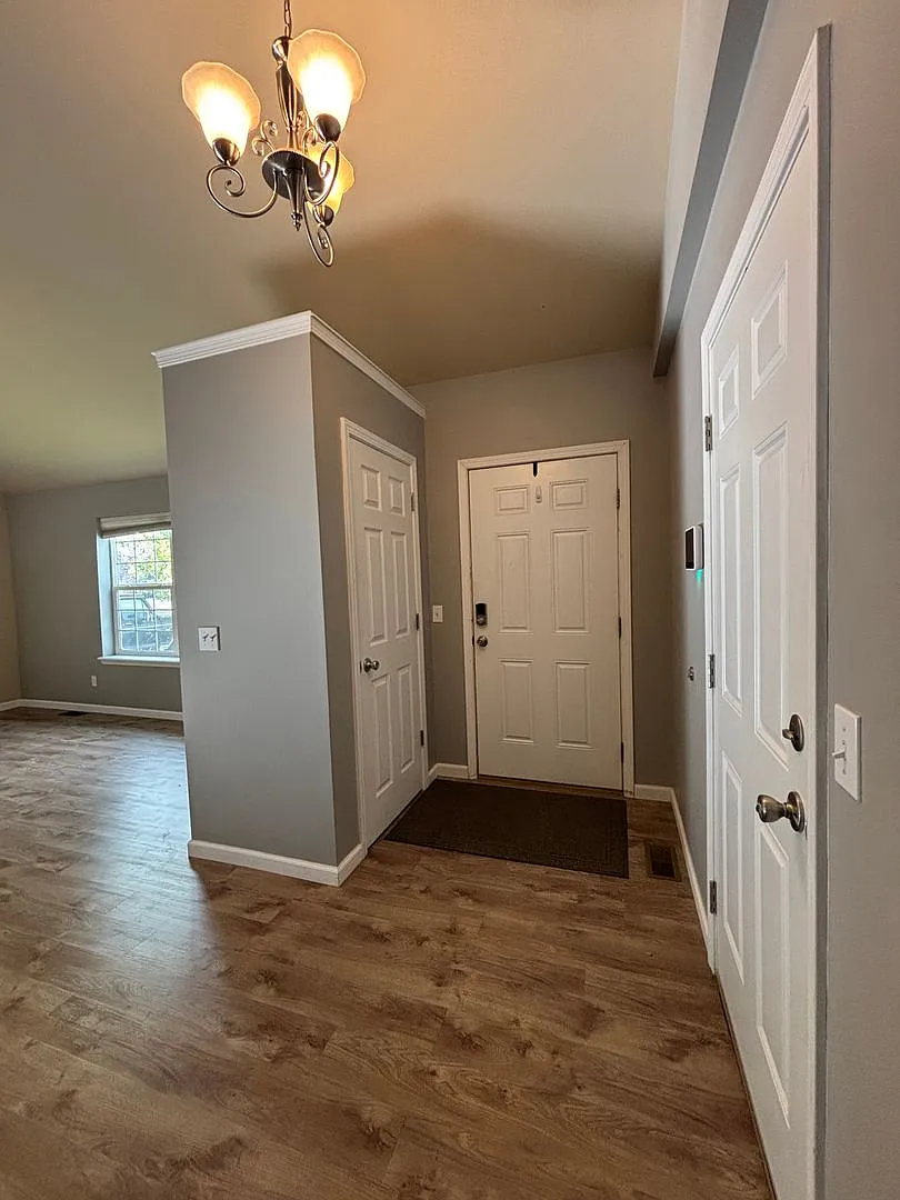 Spacious 4-Bedroom Home in the Heights with 2-Car Garage — Photo 2
