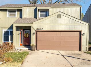 8005 N Walnut Creek Dr, Urbandale, IA 50322
