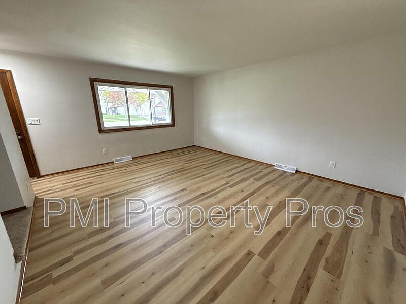 1st image of 8148 S 88th St