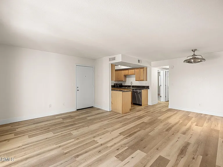 740 W Elm St #207 — Photo 9