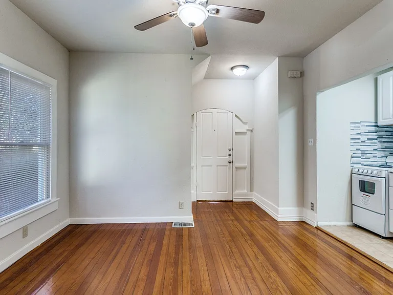130 E Craig Pl — Photo 6