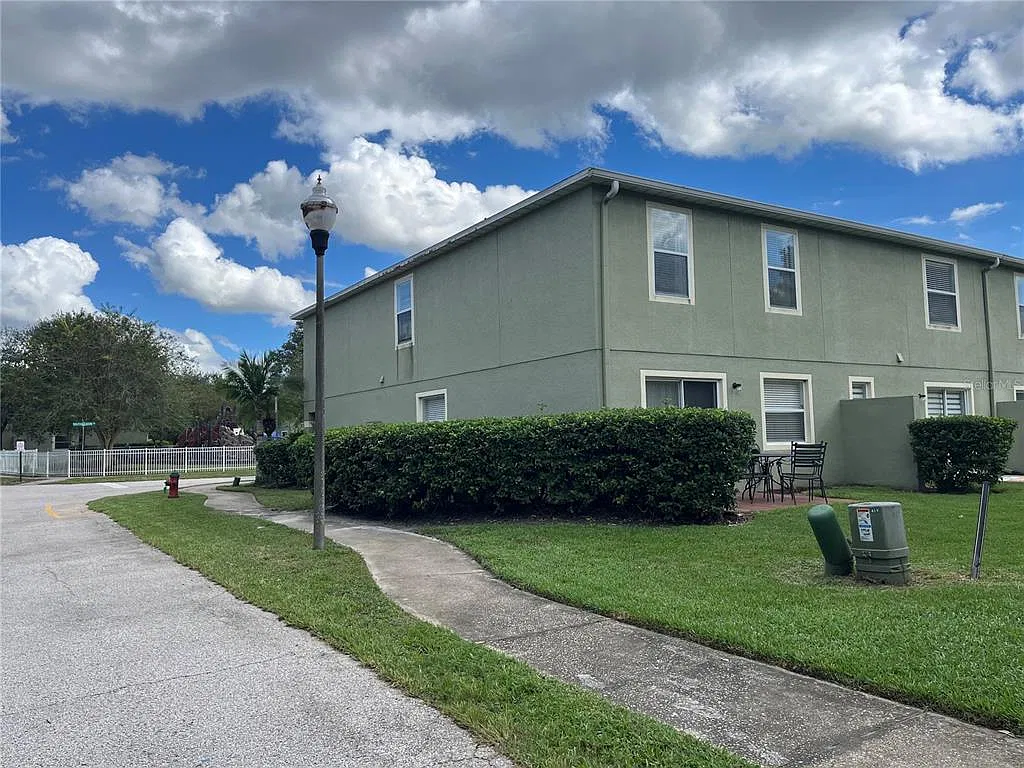 3 bed, 2.5 bath, 1872 sqft, $2,400 — Photo 3