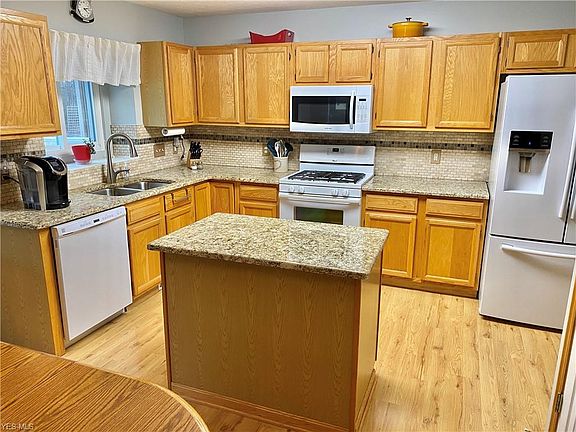 5th image of 943 Norwegian Wood Dr