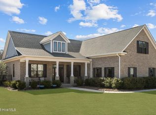 692 Crown Pointe Dr, Hampstead, NC 28443