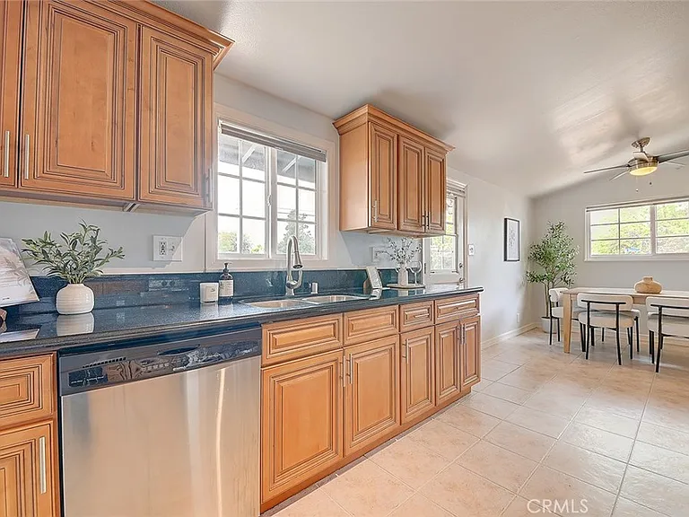 2044 W Spruce Ave — Photo 15