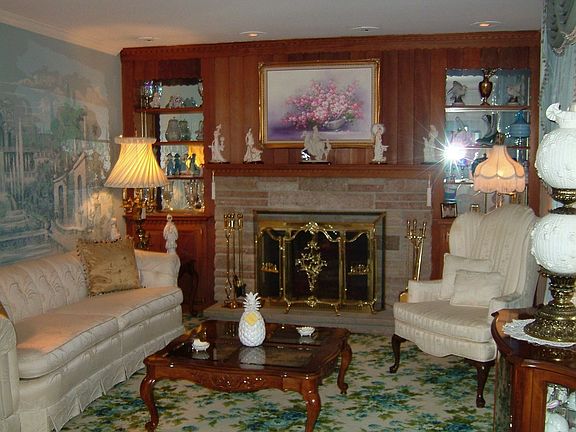 Living room w/ fireplace