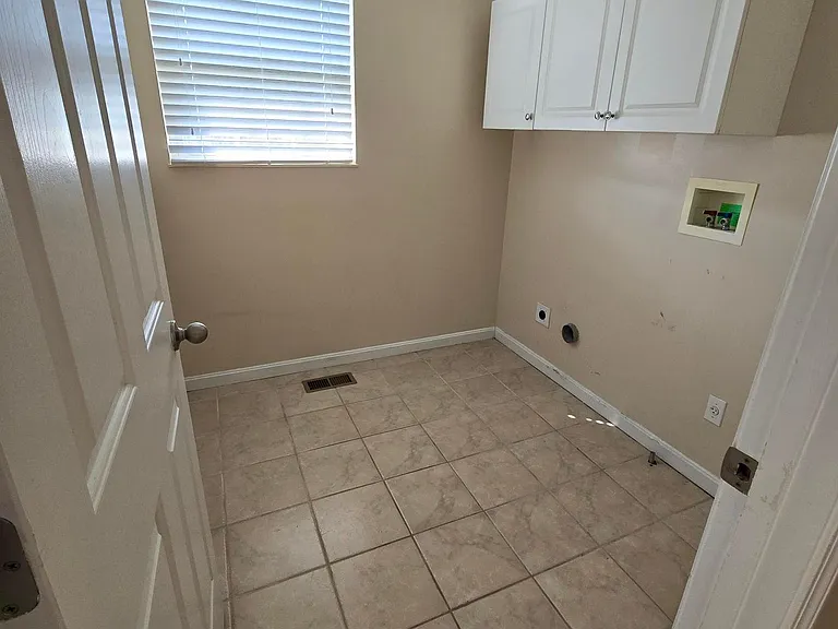 1119 Donner Dr — Photo 8