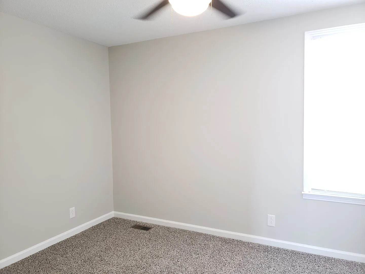 End Unit!! 2 Bed/1.5 Bath Townhouse! Water/Garbage Included! Walk To Apsu! — Photo 3