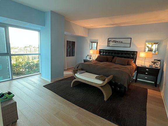 5th image of 13700 Marina Pointe Dr Unit 924