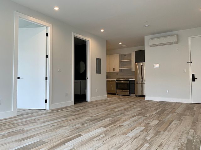 1st image of 8 Fairview Pl #202