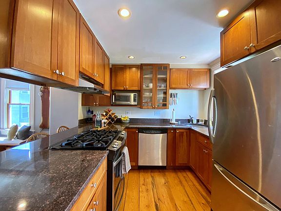 2nd image of 5 Wellington Pl #1